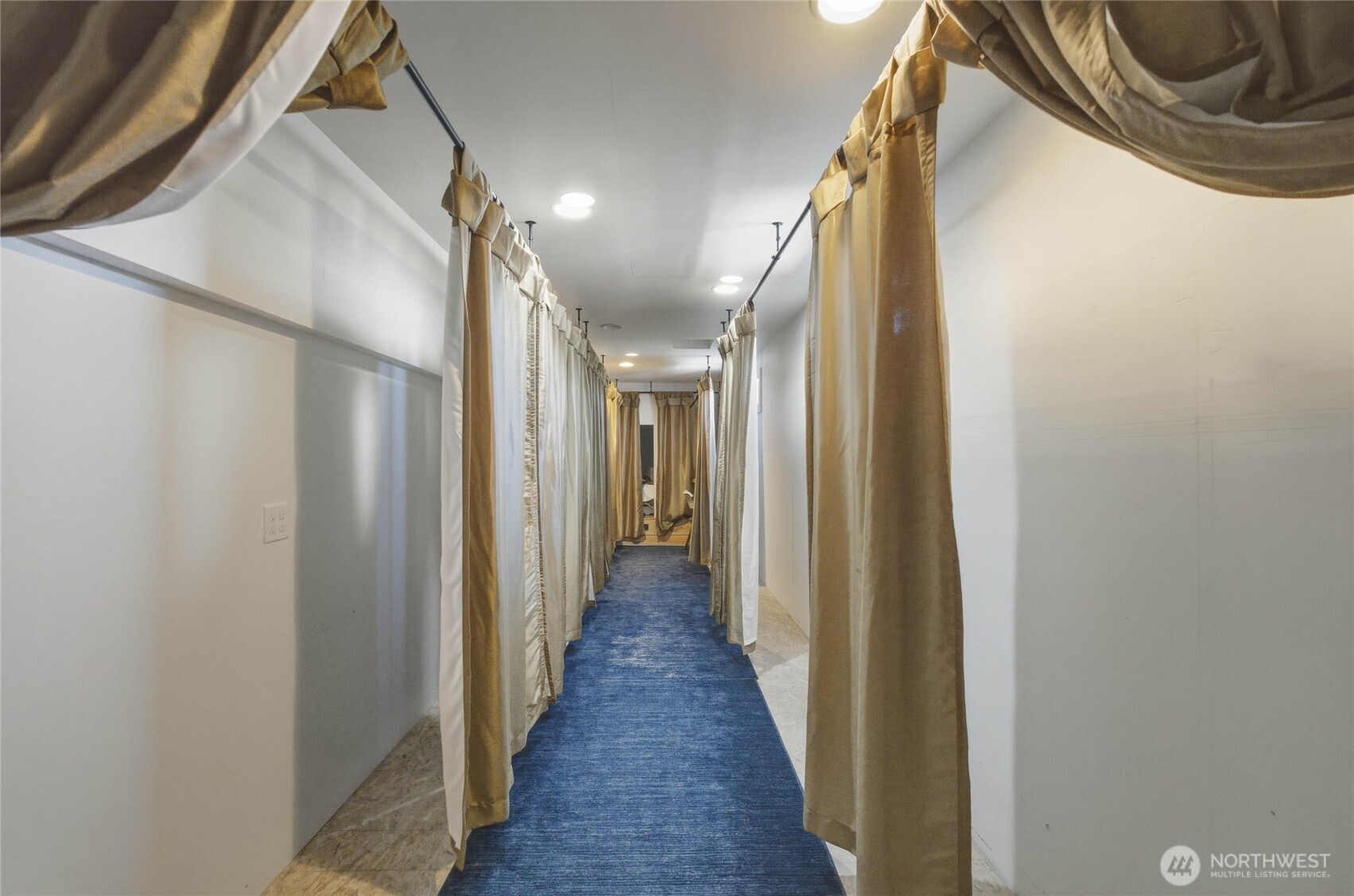 117 Freese Road Quincy, WA 98848 - Photo 24 of 40 a view of hallway with wooden floor