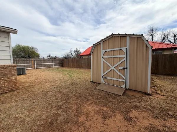 a view of a livingroom with an empty space