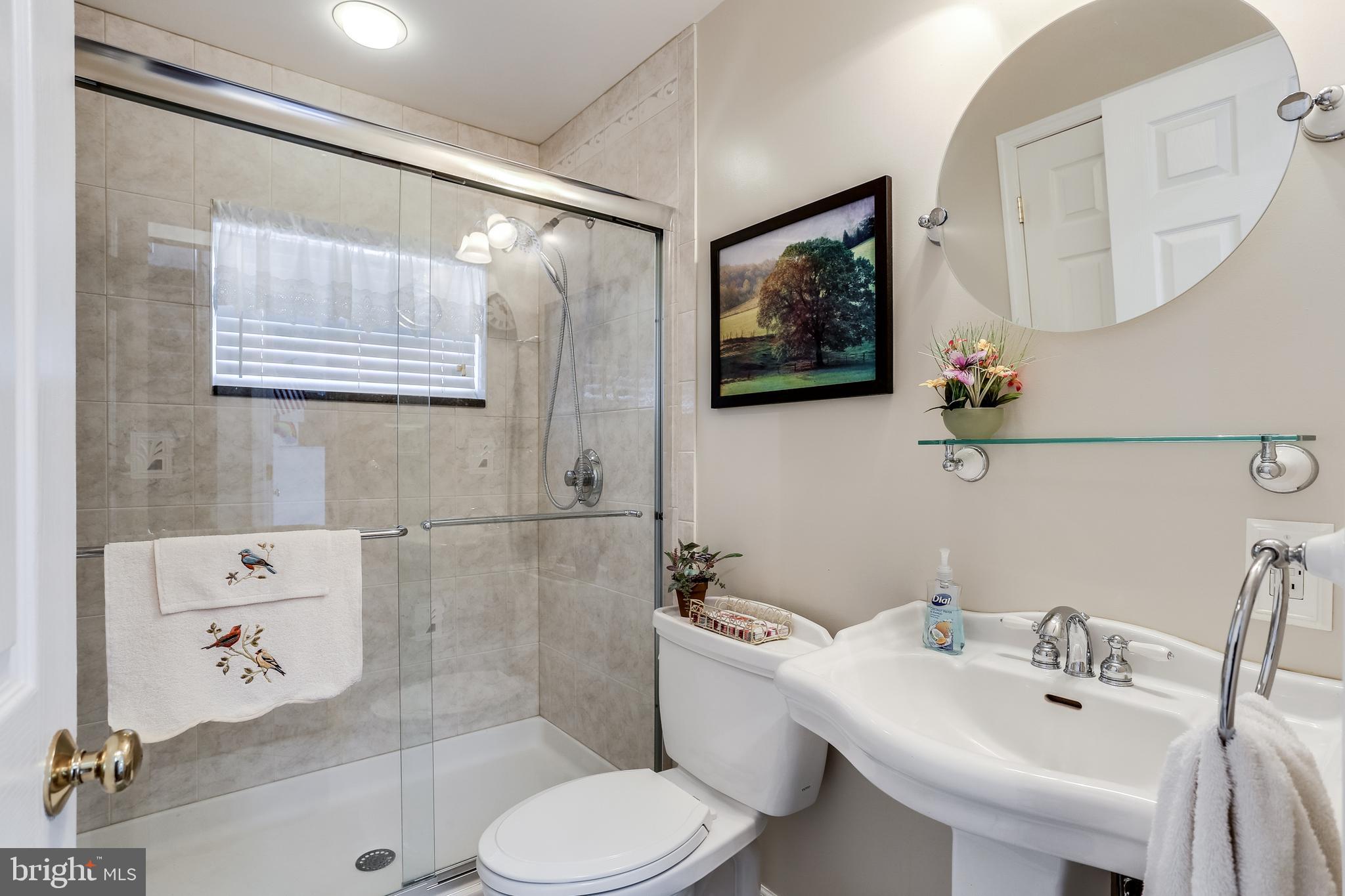 7844 North Cove Road Baltimore, MD 21219 - Photo 18 of 31 First floor bath