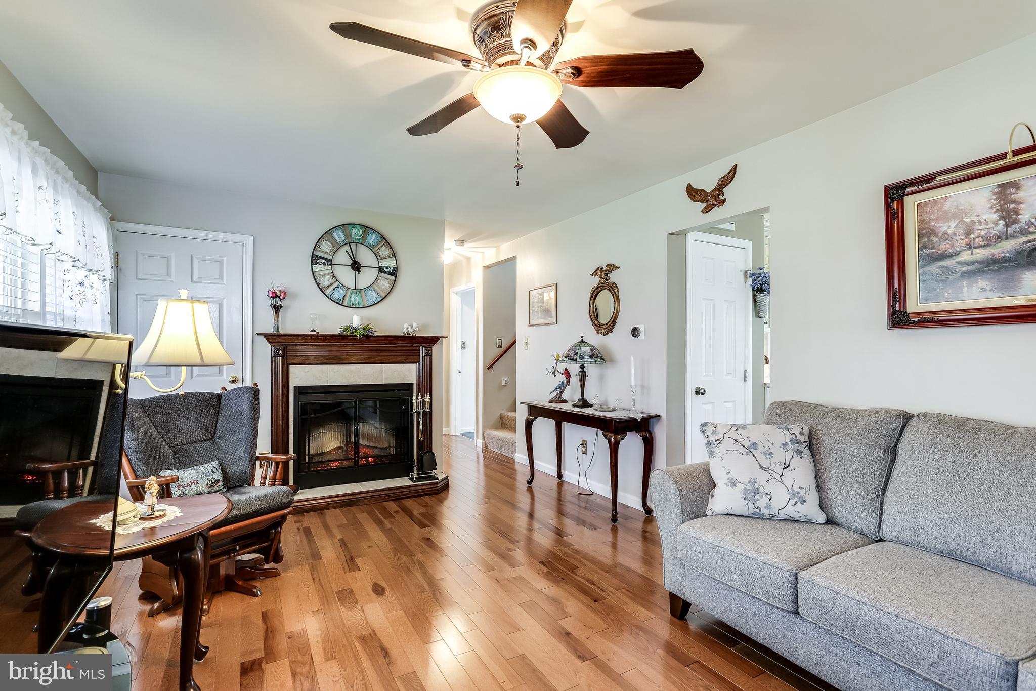 7844 North Cove Road Baltimore, MD 21219 - Photo 3 of 31 Living Room