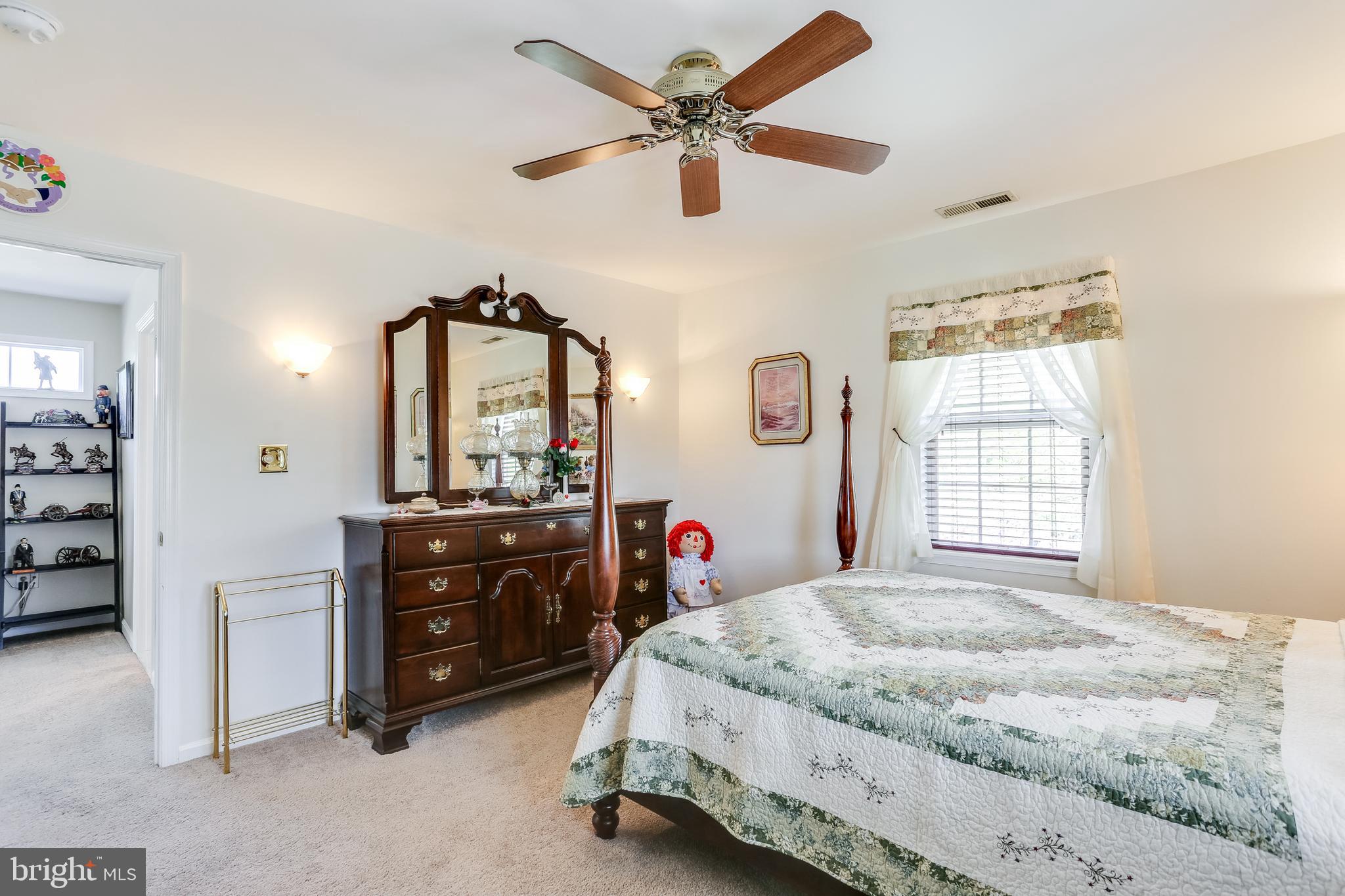 7844 North Cove Road Baltimore, MD 21219 - Photo 27 of 31 Masterbedroom with Large Closet