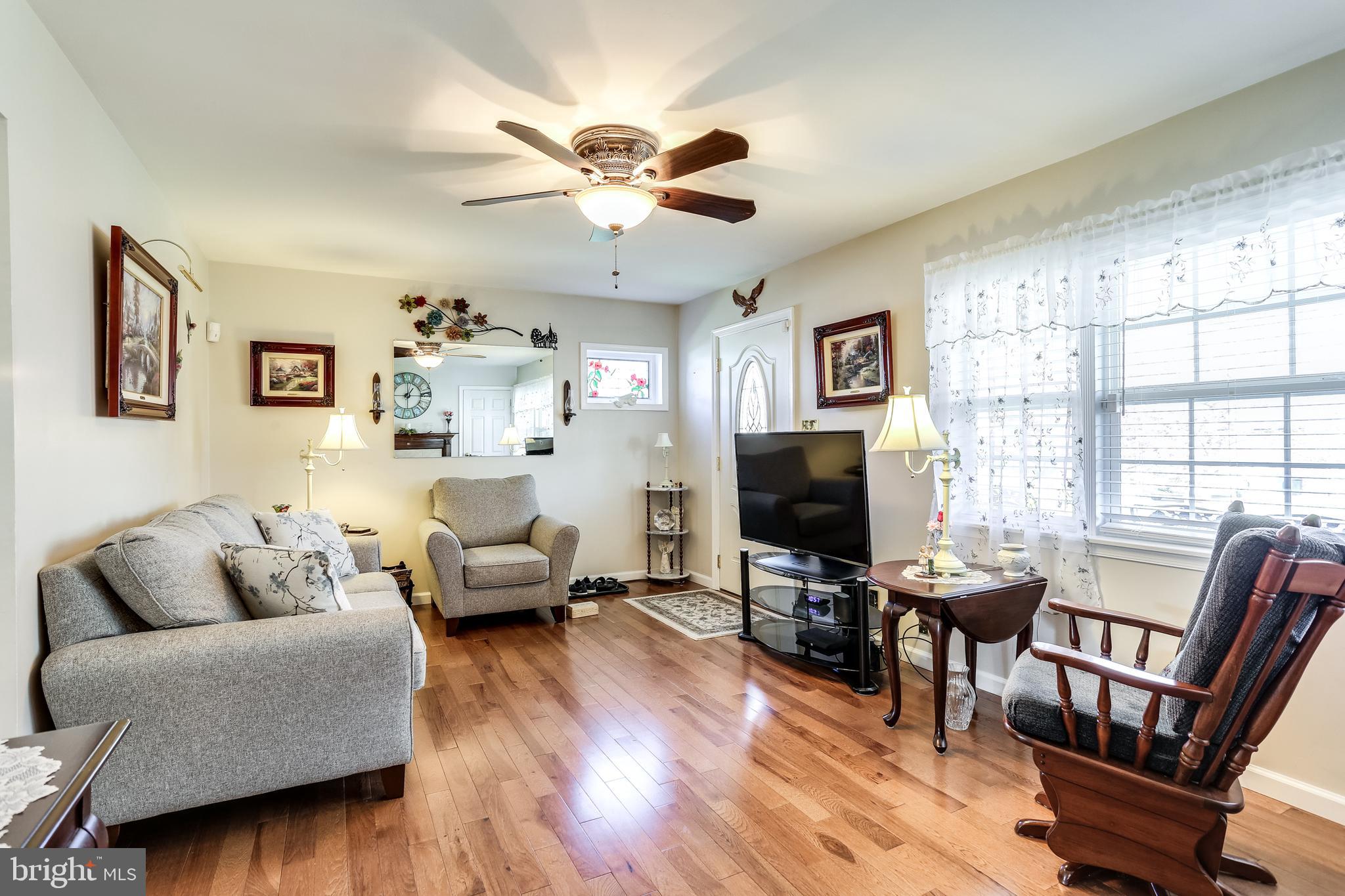 7844 North Cove Road Baltimore, MD 21219 - Photo 4 of 31 Hardwood Floor Living Room