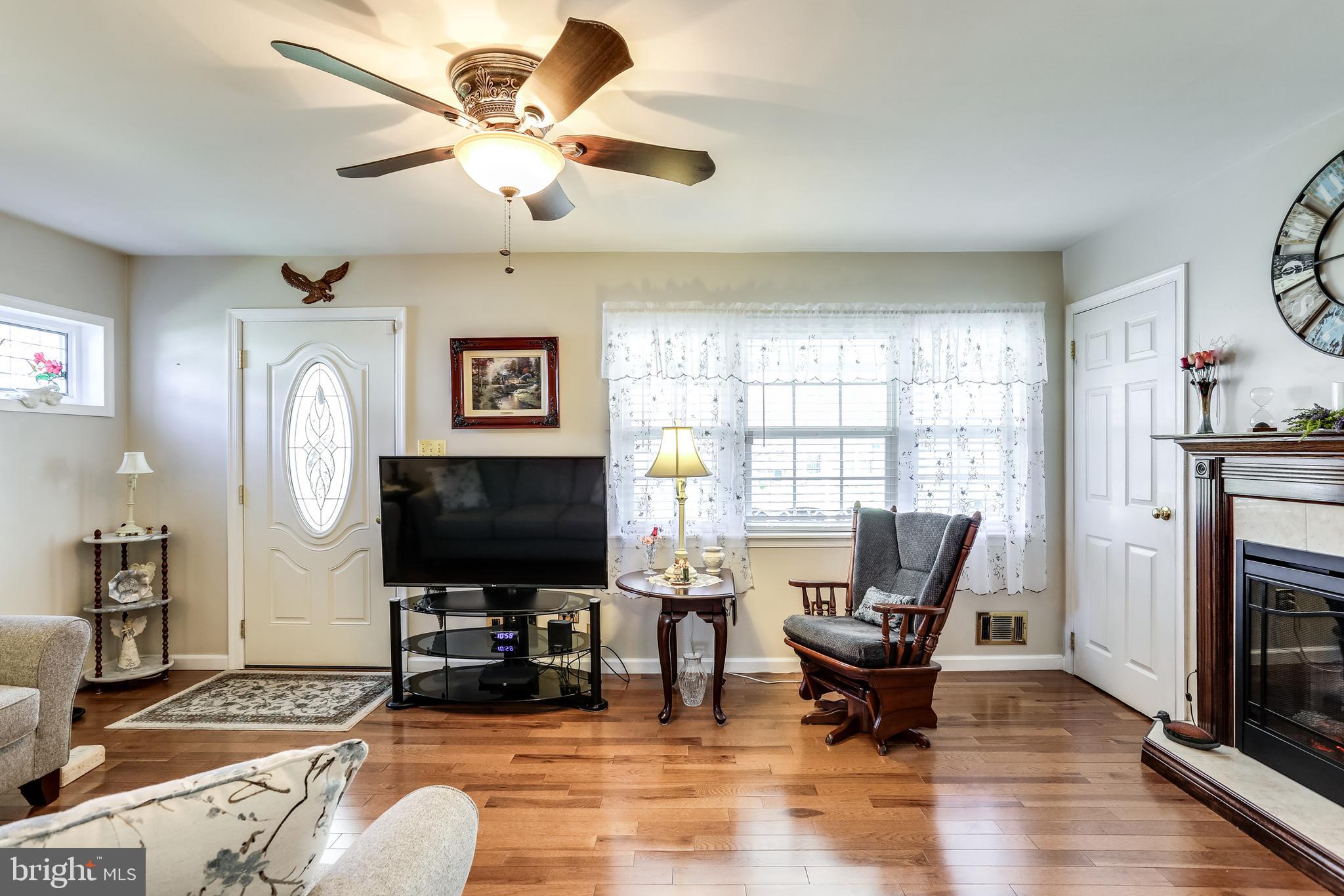 7844 North Cove Road Baltimore, MD 21219 - Photo 5 of 31 Living Room with fireplace