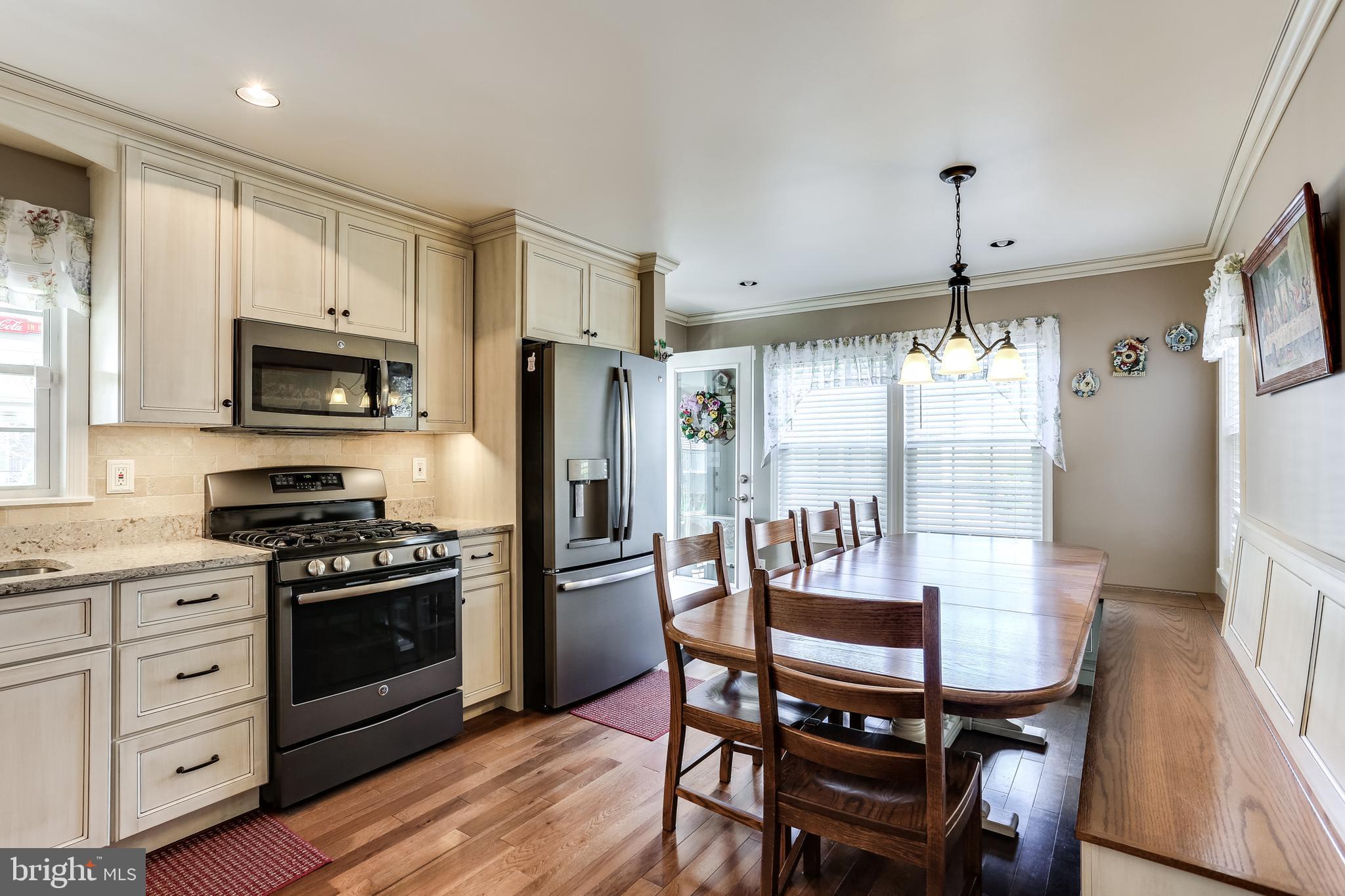 7844 North Cove Road Baltimore, MD 21219 - Photo 8 of 31 Custom Kitchen Eating Area