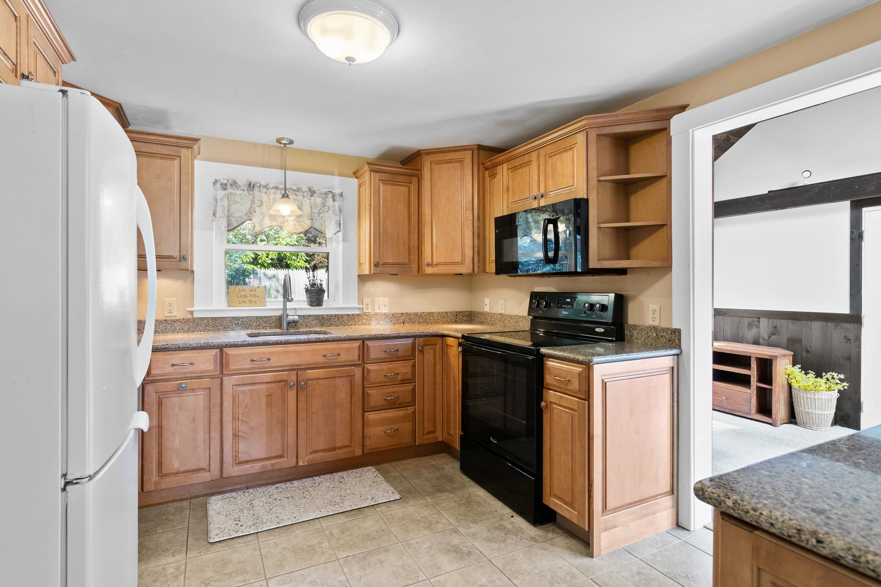 8 Hawthorne Road Dover, NH 03820 - Photo 5 of 40 Gallery Image 5