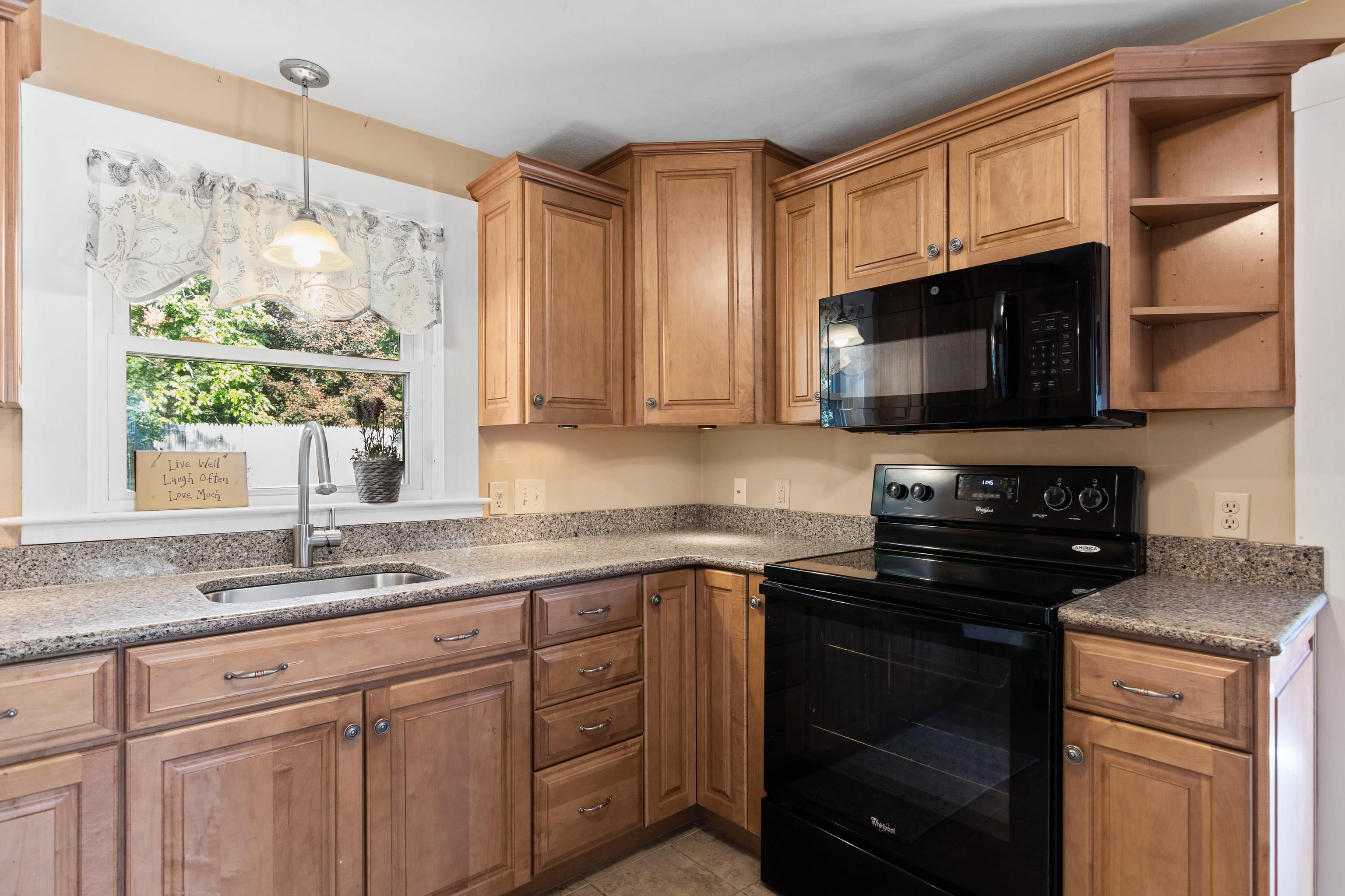 8 Hawthorne Road Dover, NH 03820 - Photo 8 of 40 Gallery Image 8