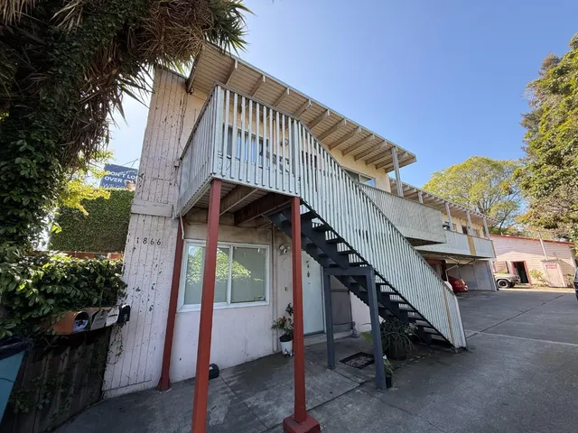 a view of entryway with a front door