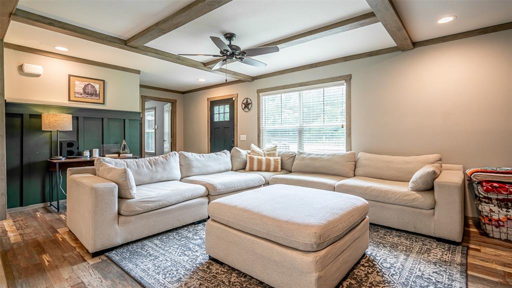 Very spacious living room to entertain friends and family