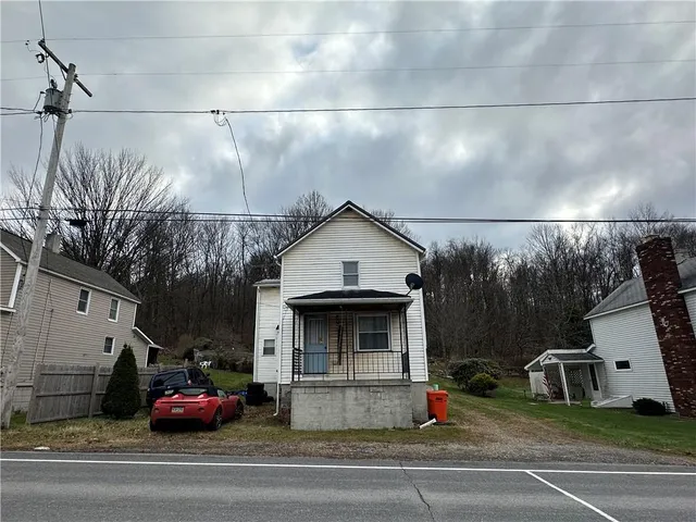 a view of a house with a yard