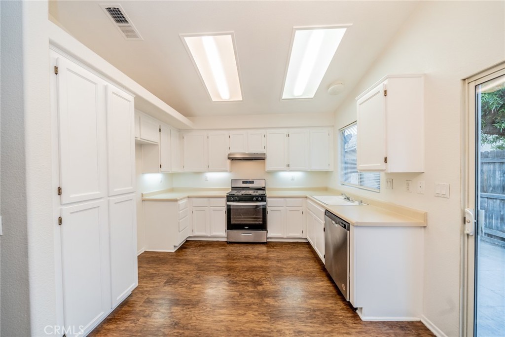 635 Laxford Road San Jacinto, CA 92583 - Photo 16 of 37 a kitchen with a stove a sink and a refrigerator