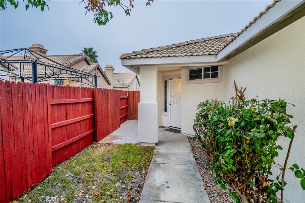 635 Laxford Road San Jacinto, CA 92583 - Photo 4 of 37 a view of a pathway in front of house