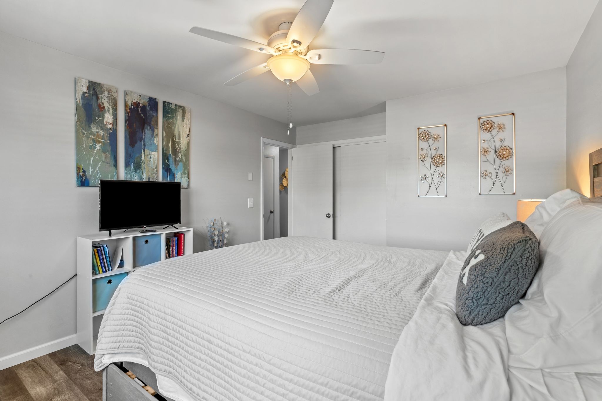 613 Hillsboro Road, Unit A11 Franklin, TN 37064 - Photo 14 of 26 a bedroom with a bed and a flat screen tv