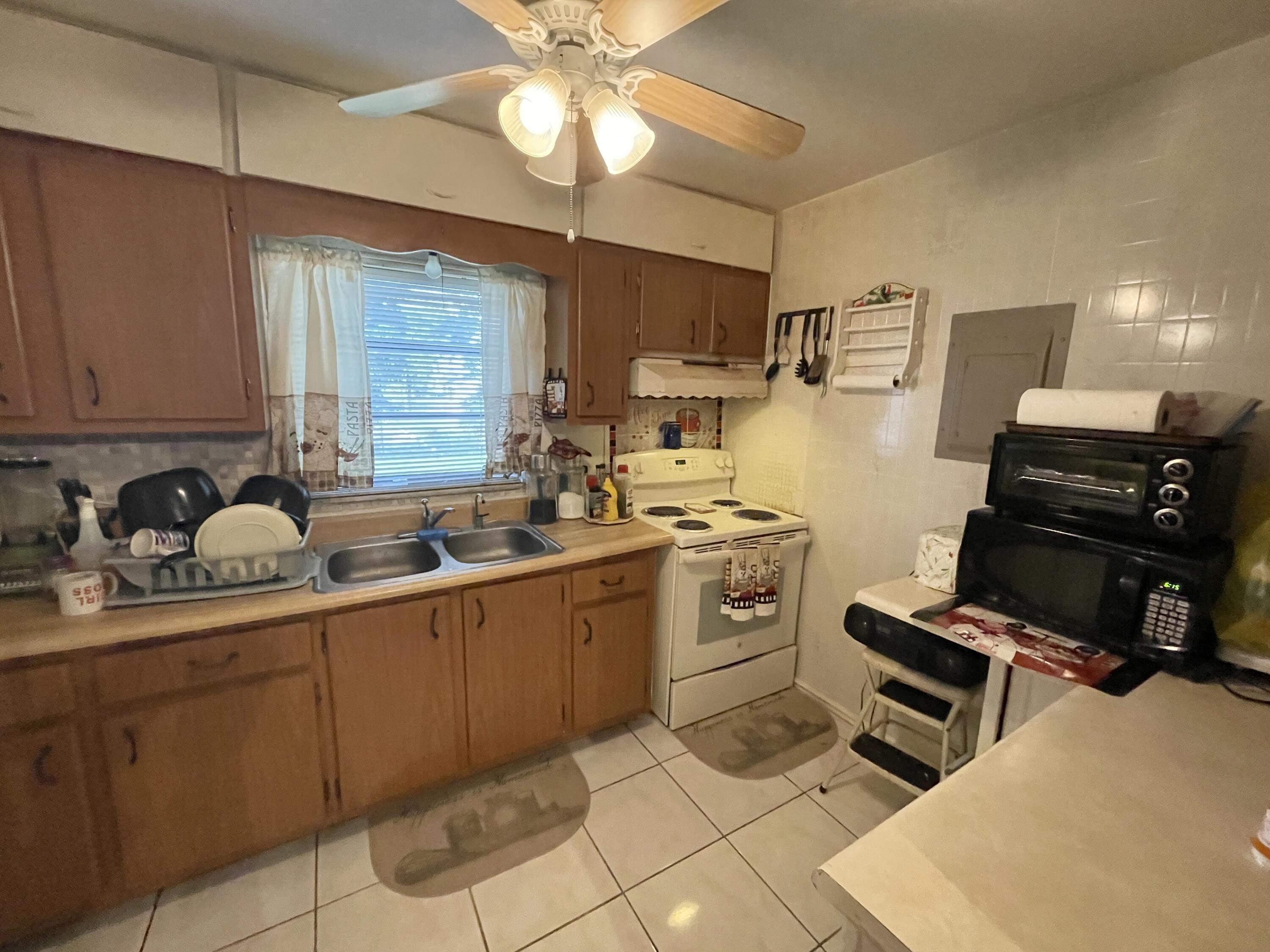 1268 West 36th Street Riviera Beach, FL 33404 - Photo 6 of 10 IMG_4502