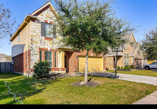 a view of a house with yard and plants