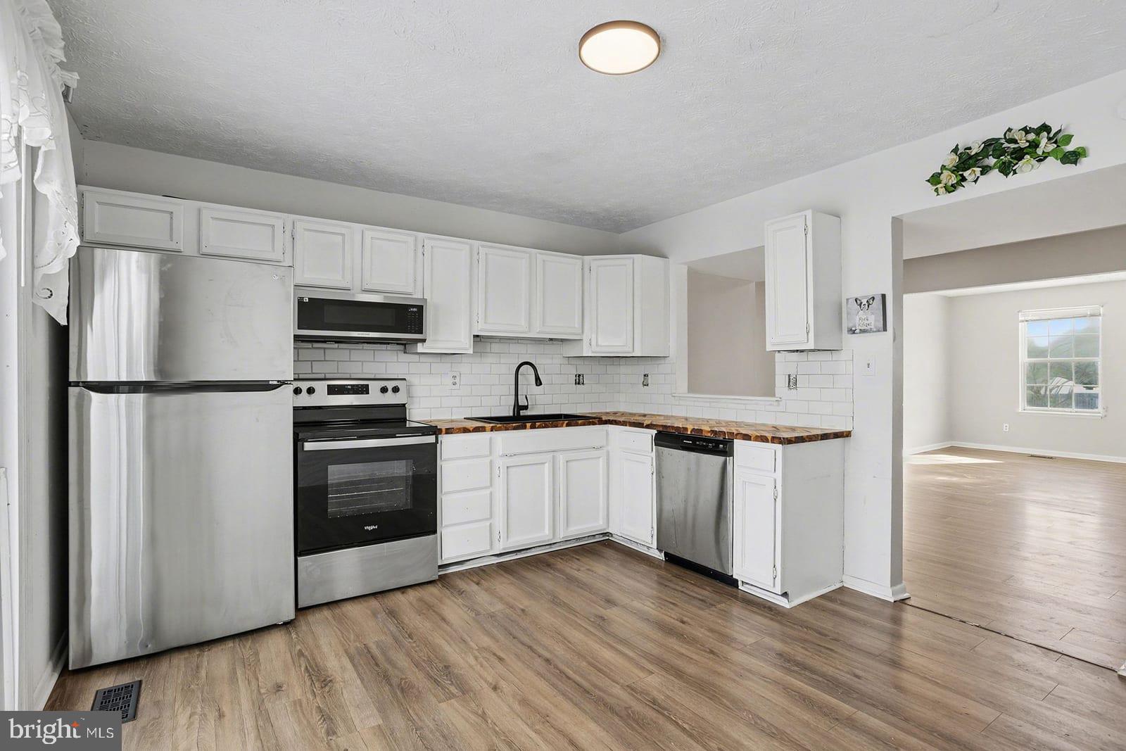 834 West Spring Meadow Court Edgewood, MD 21040 - Photo 6 of 25 a kitchen with granite countertop a refrigerator stove and microwave