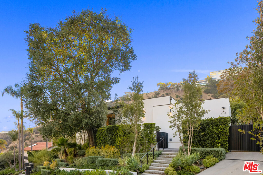 1717 Rising Glen Road Los Angeles, CA 90069 - Photo 5 of 30 a view of a garden