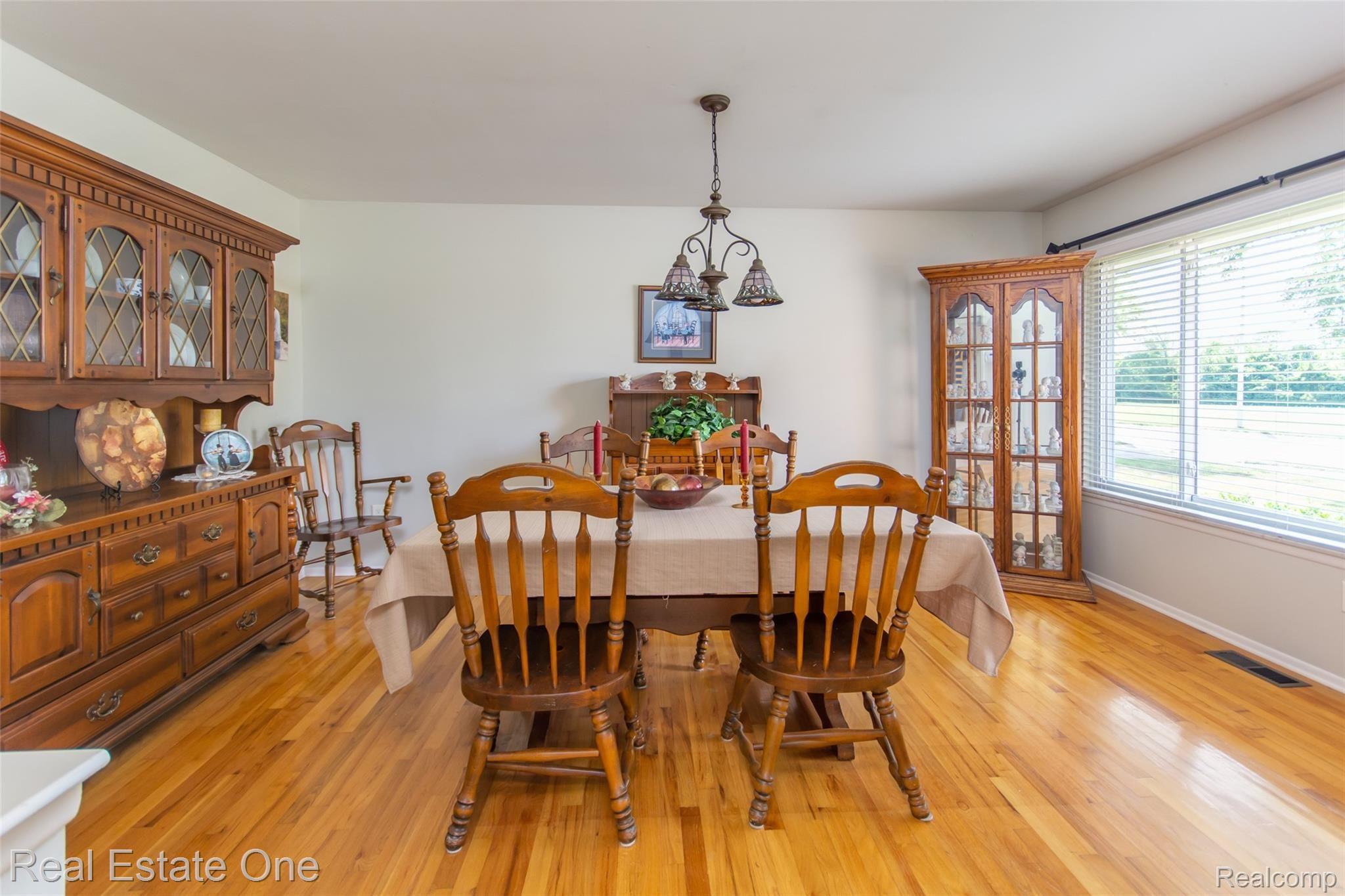 19279 Coachwood Road Riverview, MI 48193 - Photo 8 of 60 DSC_4456enf.jpg