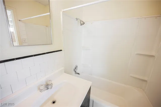$1,125 | 203 North 13th Street, Unit 1, Las Vegas, NV 89101