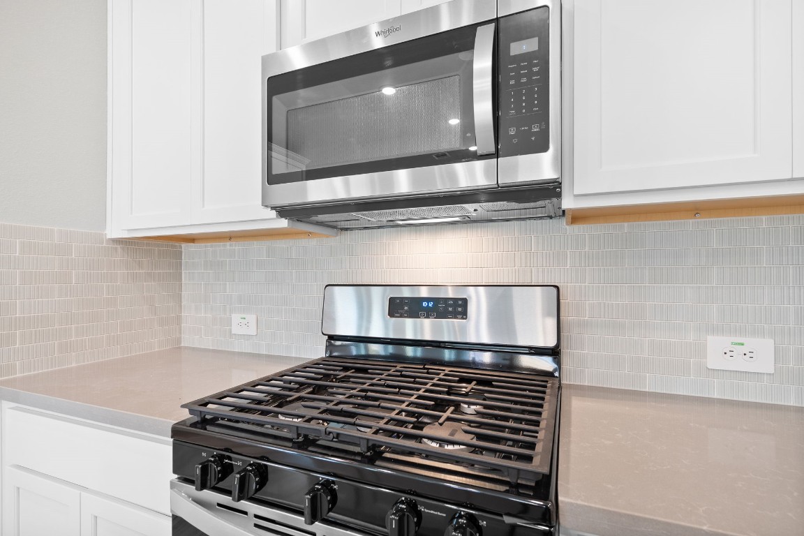 9515 Sierra Crest Lane Porter, TX 77365 - Photo 5 of 38 a stove top oven sitting inside of a kitchen