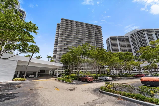 $294,900 | 3731 North Country Club Drive, Unit 921, Aventura, FL 33180