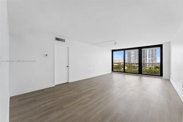 $294,900 | 3731 North Country Club Drive, Unit 921, Aventura, FL 33180