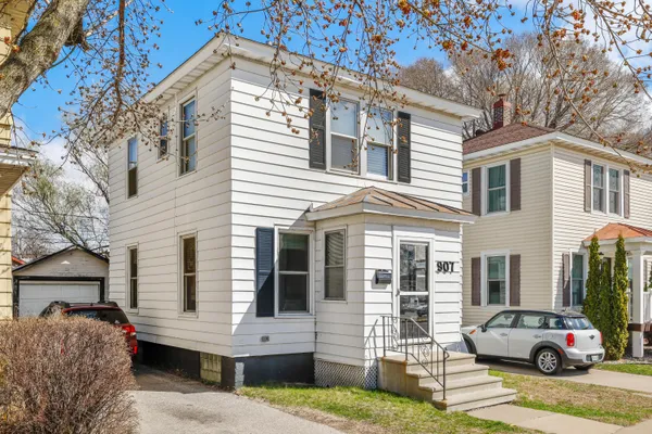 $224,900 | 907 Green Bay Street, La Crosse, WI 54601