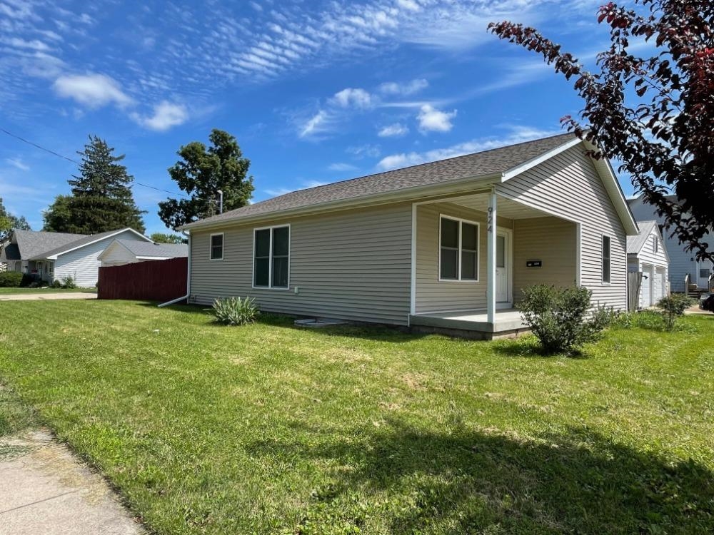 924 8th Avenue Rochelle, IL 61068 - Photo 3 of 66 a view of a house with backyard and garden