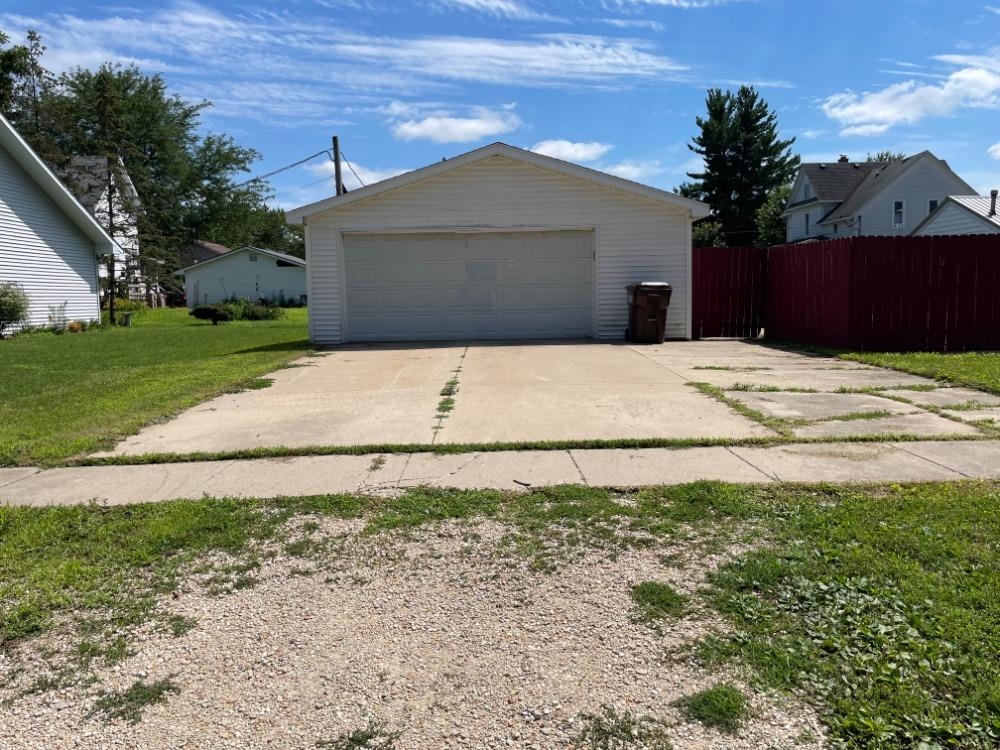 924 8th Avenue Rochelle, IL 61068 - Photo 61 of 66 a front view of a house with a yard