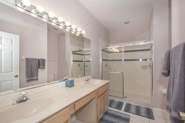 a en suite bathroom with a double vanity sink and mirror