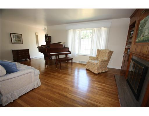 3345 Comanche Road Upper St. Clair, PA 15241 - Photo 2 of 18 Living Room.
