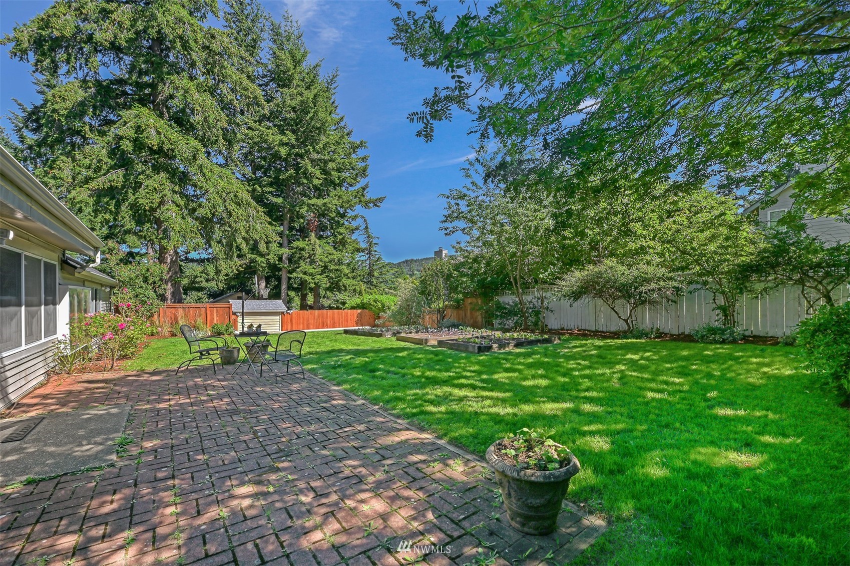 622 Everglade Road Bellingham, WA 98225 - Photo 32 of 38 a backyard of a house with lots of green space