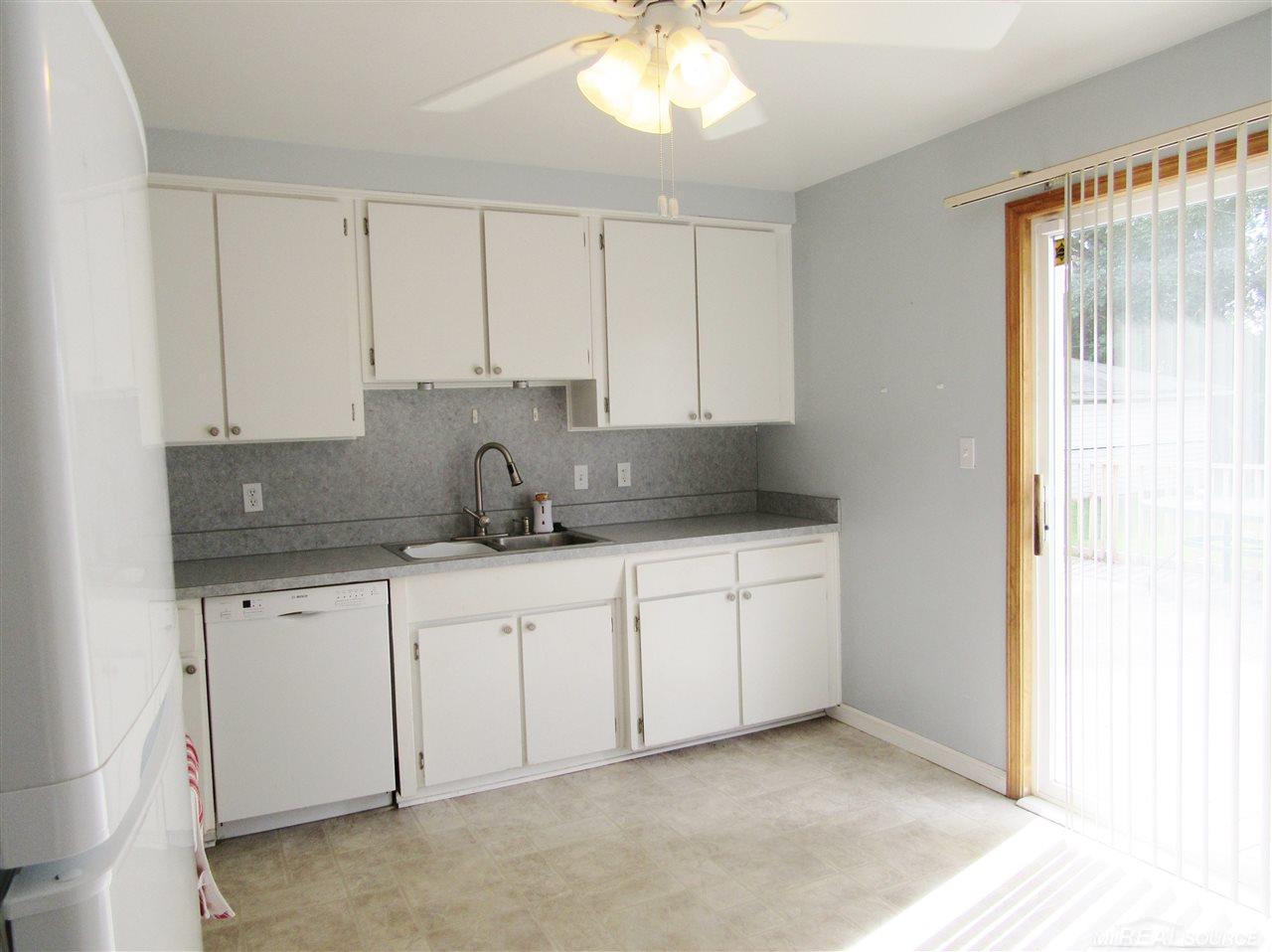 11608 Engleman Road Warren, MI 48089 - Photo 8 of 17 31260890-7.JPG