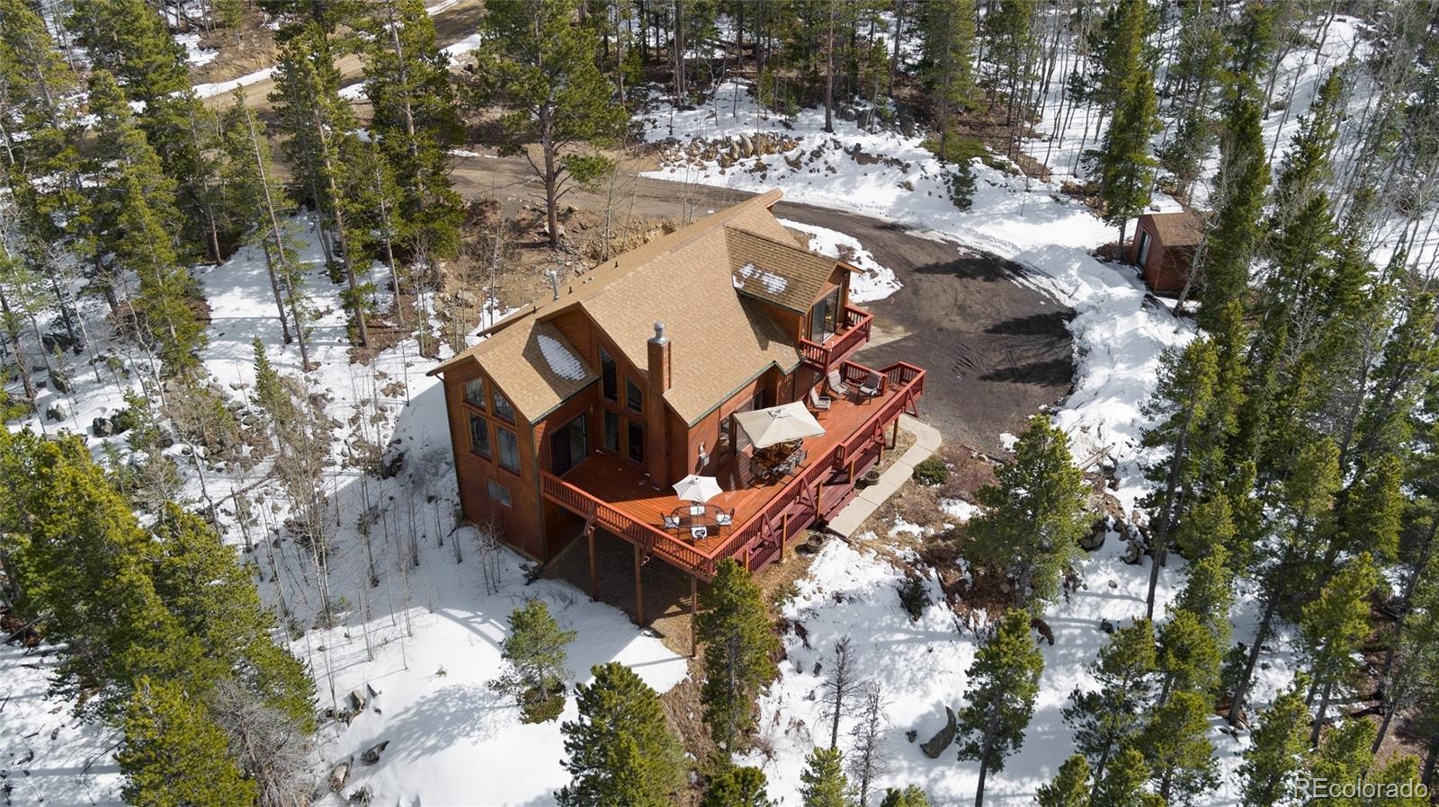a view of an outdoor space with garden