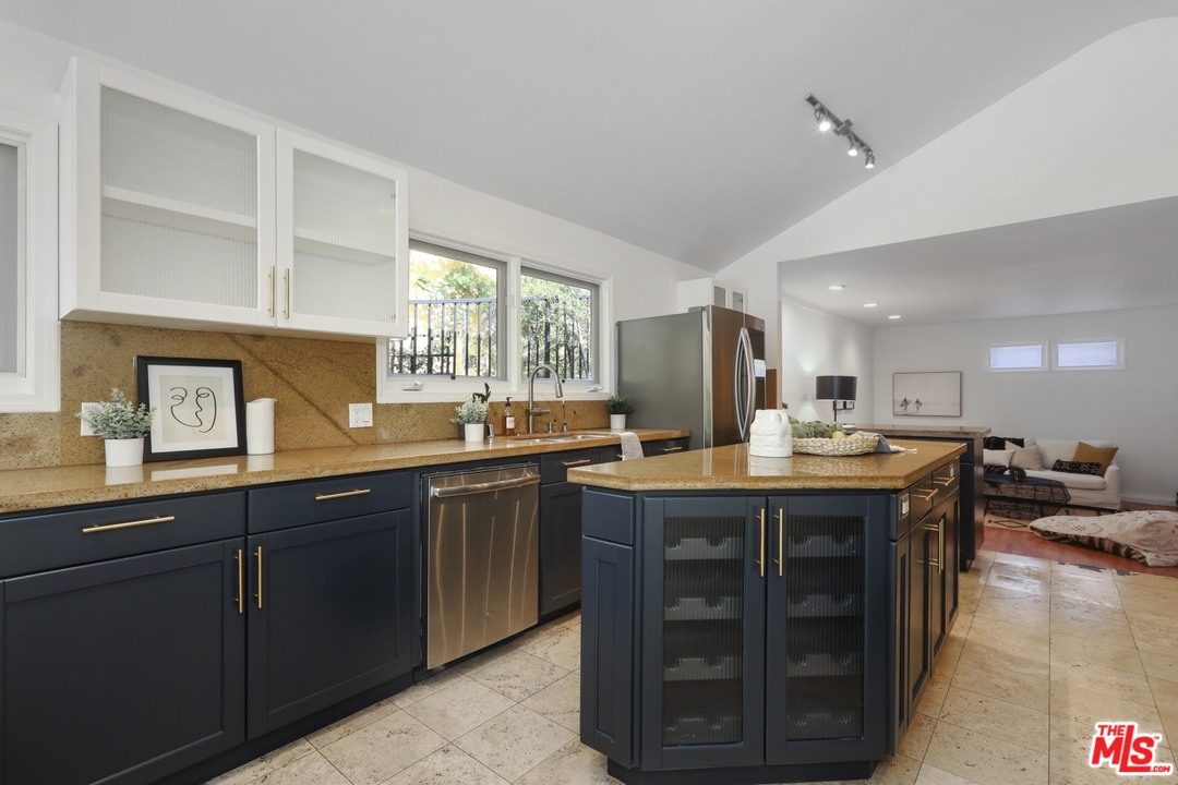4357 Cedarhurst Circle Los Angeles, CA 90027 - Photo 19 of 51 a kitchen with lots of counter top space