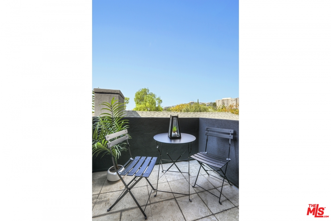 4357 Cedarhurst Circle Los Angeles, CA 90027 - Photo 25 of 51 a room with a table and chairs