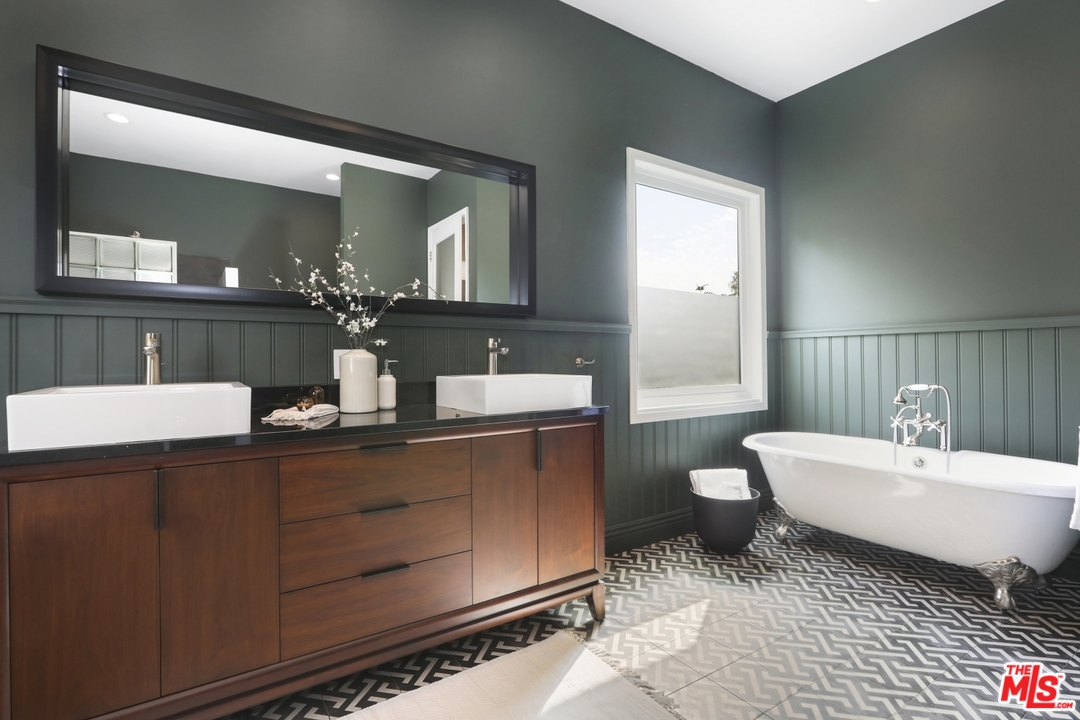 4357 Cedarhurst Circle Los Angeles, CA 90027 - Photo 28 of 51 a bathroom with a double vanity sink mirror and bathtub