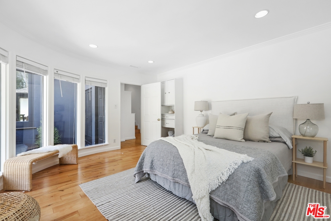4357 Cedarhurst Circle Los Angeles, CA 90027 - Photo 37 of 51 a spacious bedroom with a large bed and a couch