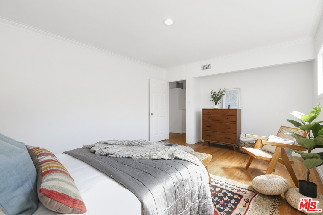 4357 Cedarhurst Circle Los Angeles, CA 90027 - Photo 41 of 51 a bedroom with a bed and a couch
