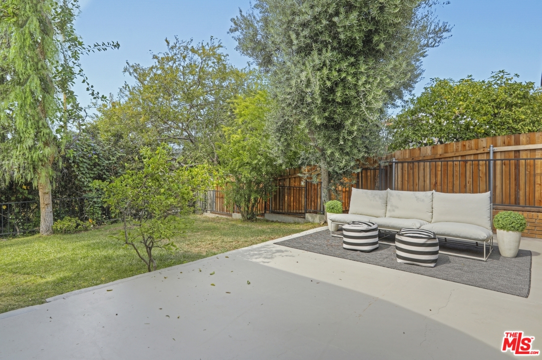 4357 Cedarhurst Circle Los Angeles, CA 90027 - Photo 47 of 51 a view of a backyard with wooden fence