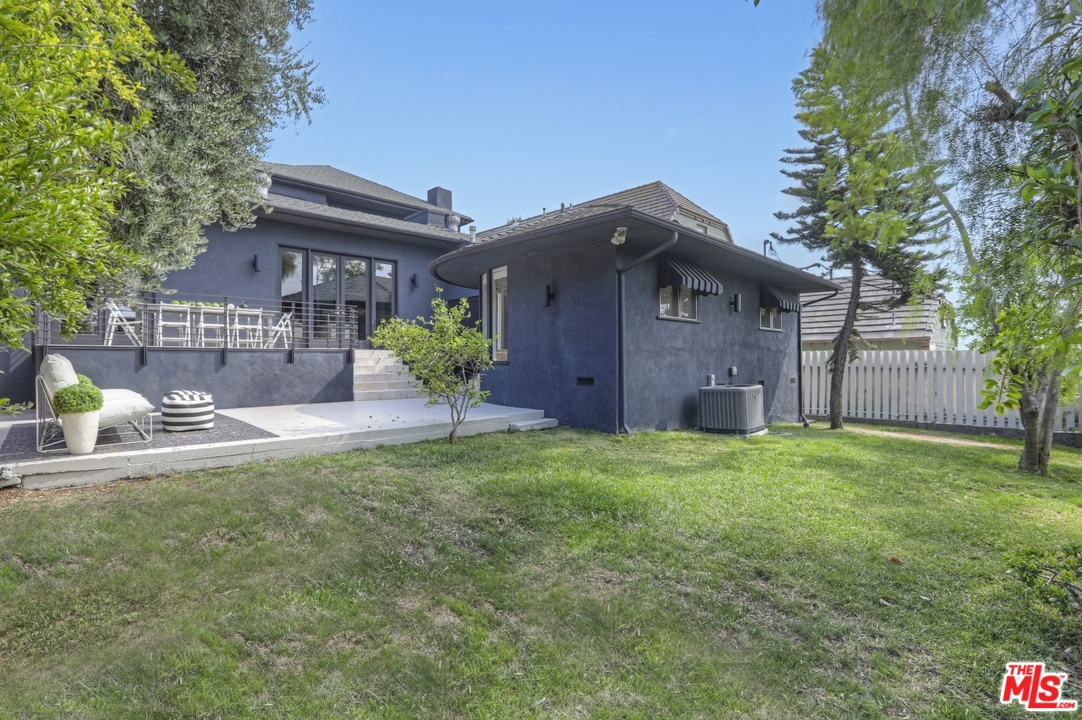 4357 Cedarhurst Circle Los Angeles, CA 90027 - Photo 48 of 51 a front view of a house with garden