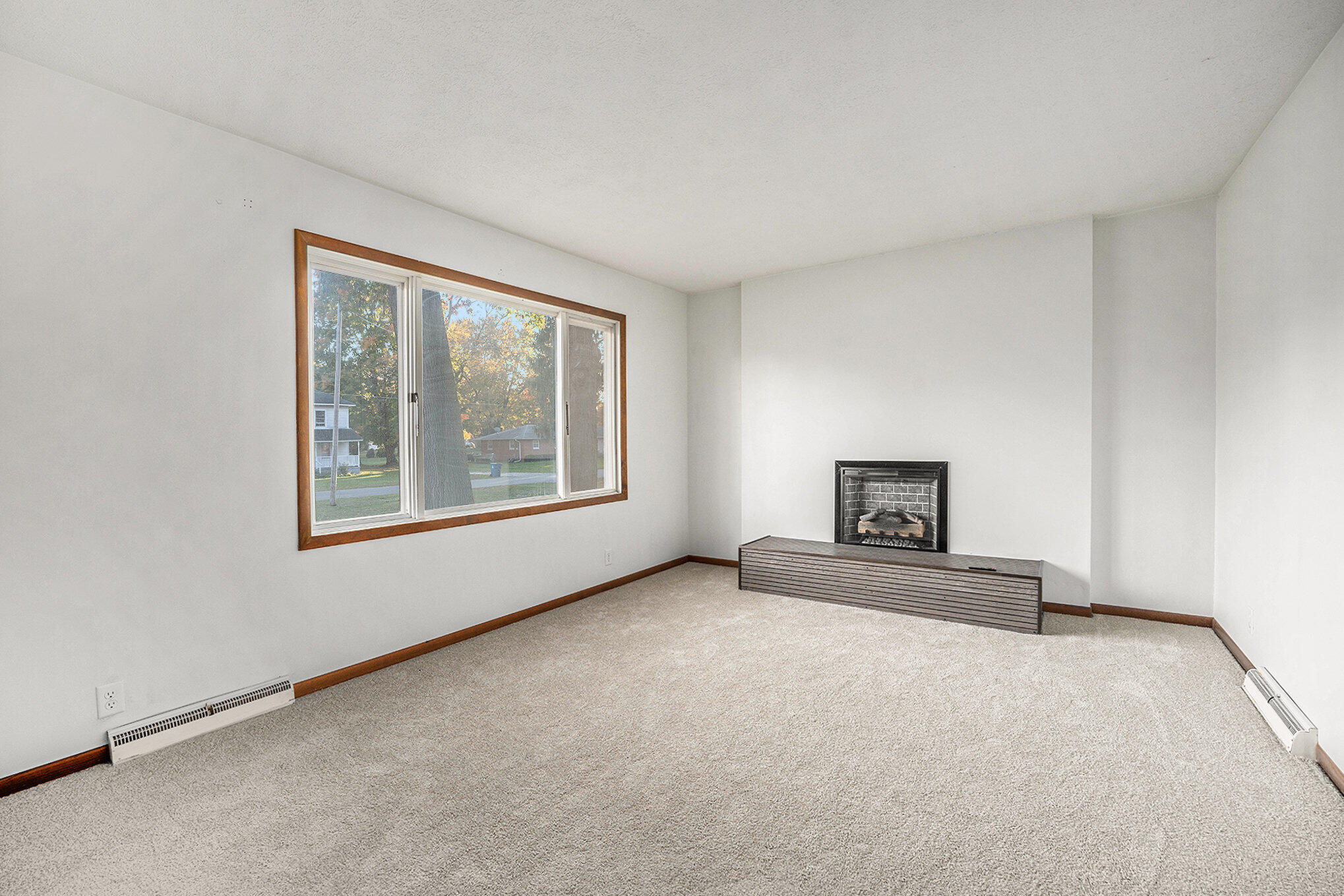 211 East Edgar Bergen Boulevard Decatur, MI 49045 - Photo 6 of 22 Living Room