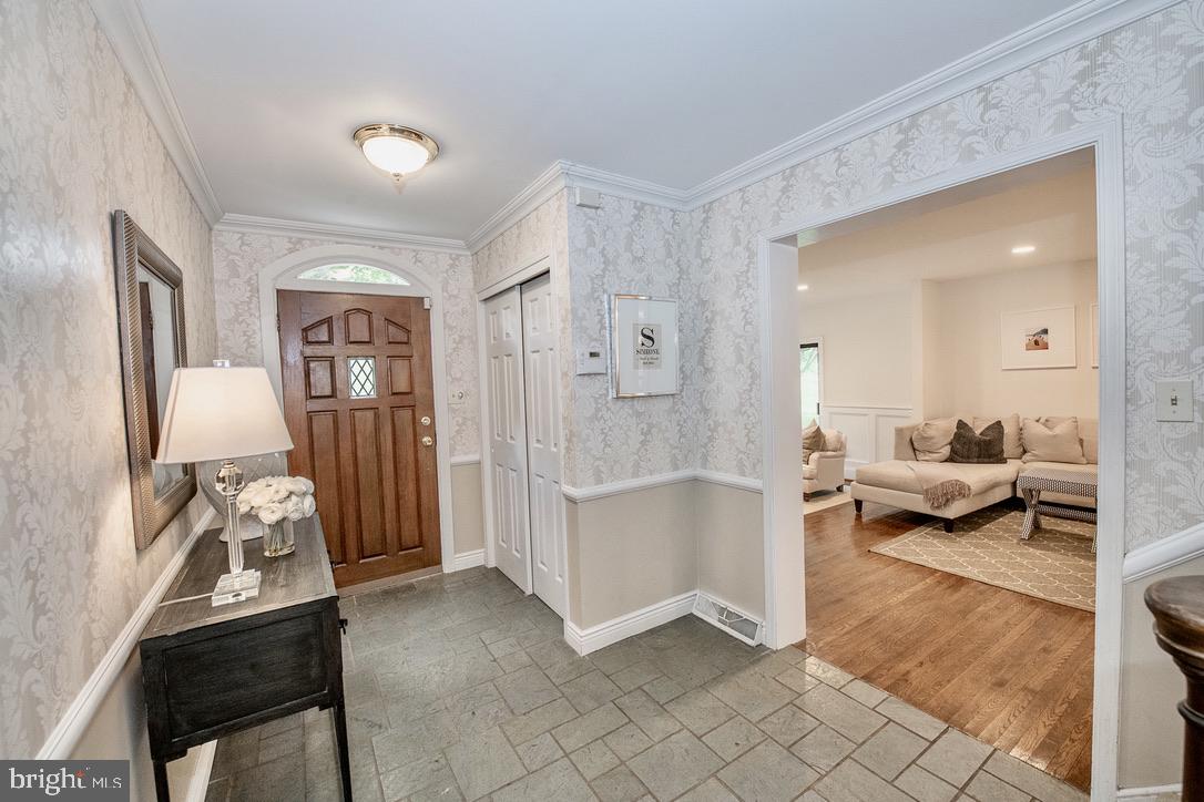 709 Governor Circle Newtown Square, PA 19073 - Photo 4 of 46