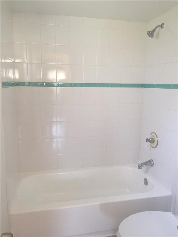 3122 Southwest 20th Terrace, Unit 25B1 Delray Beach, FL 33445 - Photo 12 of 21 a bathroom with a bathtub