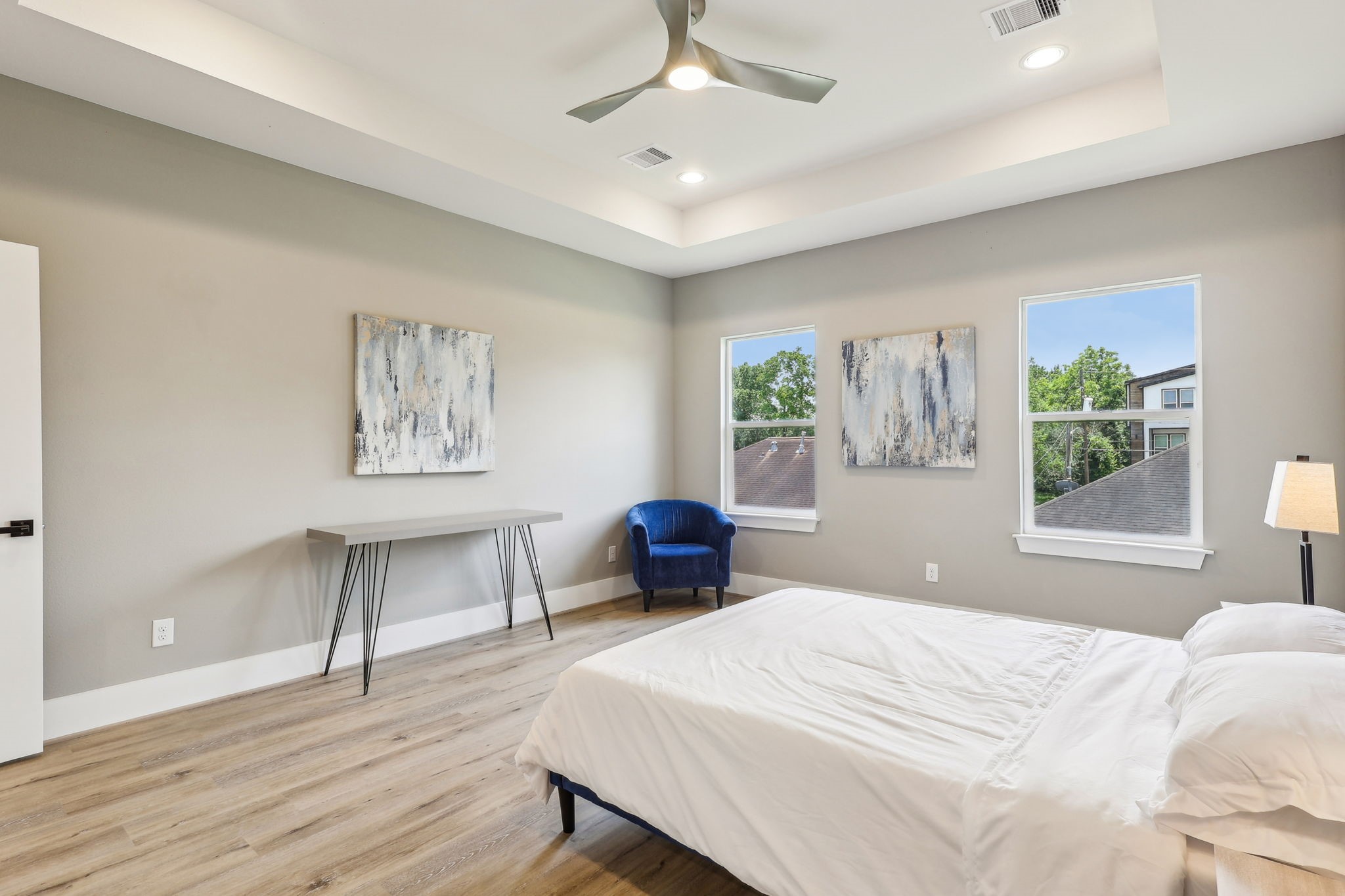 3722 Nathaniel Brown Street Houston, TX 77021 - Photo 15 of 30 a bedroom with a large bed and a chandelier