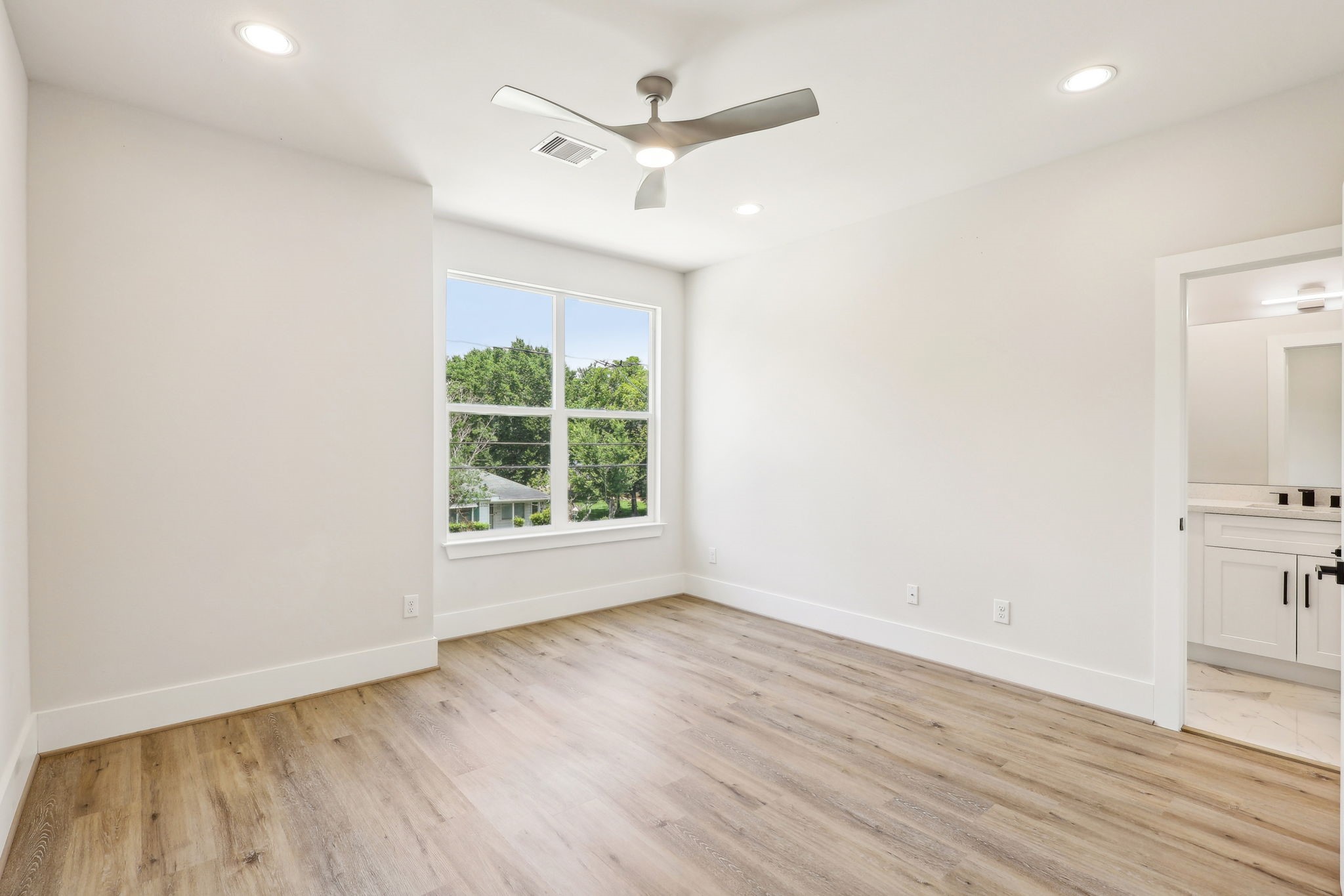 3722 Nathaniel Brown Street Houston, TX 77021 - Photo 25 of 30 Third bedroom with ceiling fan