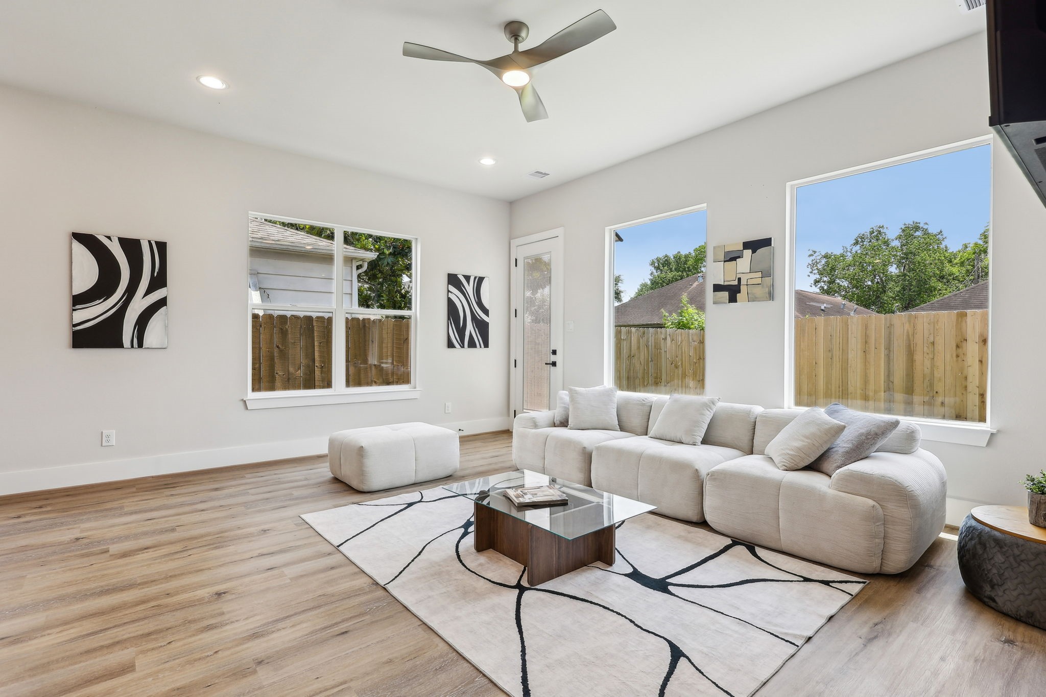 3722 Nathaniel Brown Street Houston, TX 77021 - Photo 5 of 30 a living room with furniture and a large window
