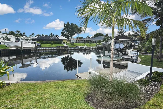 a view of empty room with window and floor to ceiling window