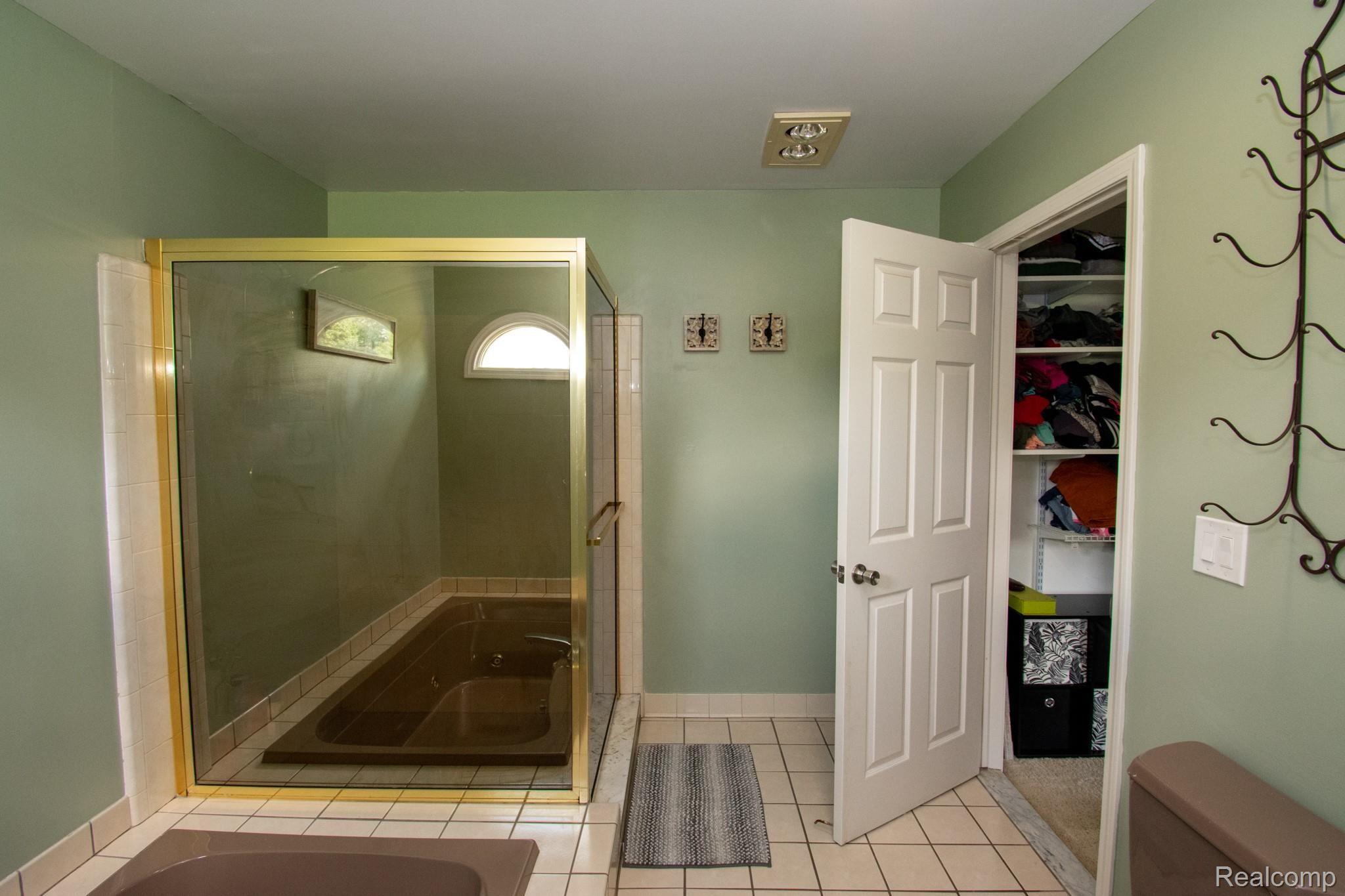 2835 Norton Lawn Street Rochester, MI 48307 - Photo 24 of 38 Master Bathroom 2.jpg