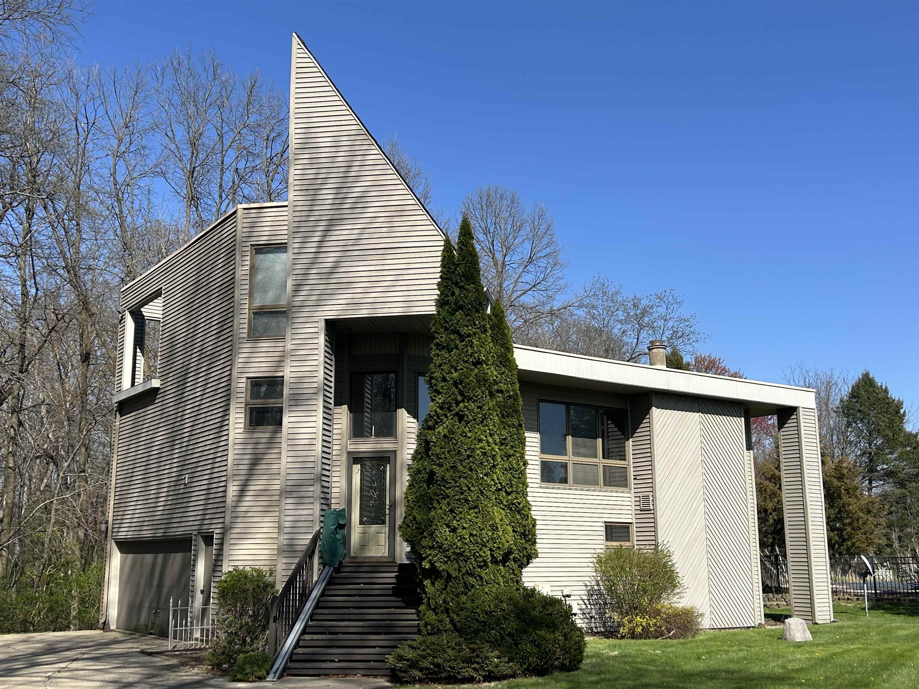 18573 Caledonia Road Caledonia, IL 61011 - Photo 2 of 36 a front view of a house with garden