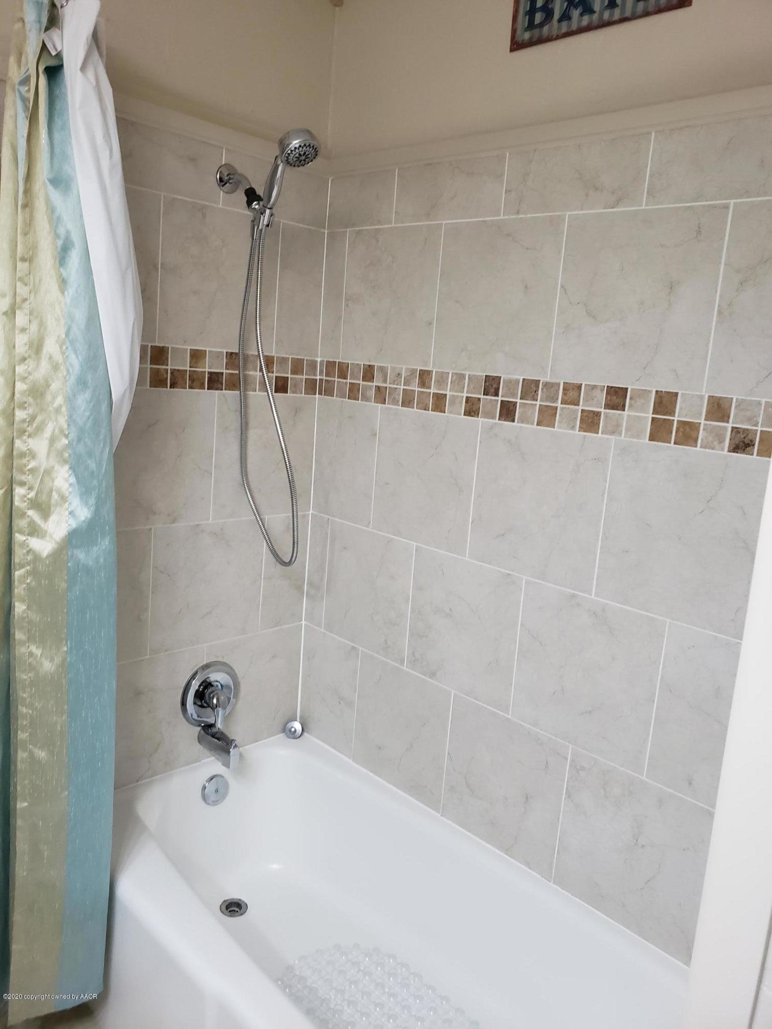 3900 Kingston Road Amarillo, TX 79109 - Photo 5 of 16 Guest Bath